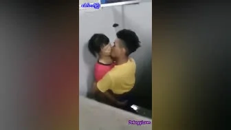 အိမ်သာထဲမှာခိုးစားချောင်းရိုက် – မြန်မာအပြာကားသစ်
