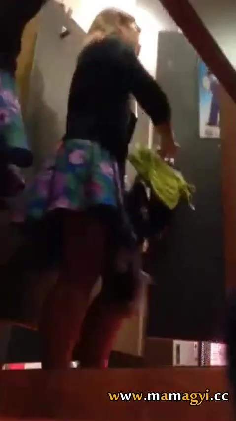 အဝတ်လှဲခန်းကစော်လေးတွေဂလု – Myanmar Porn Archive