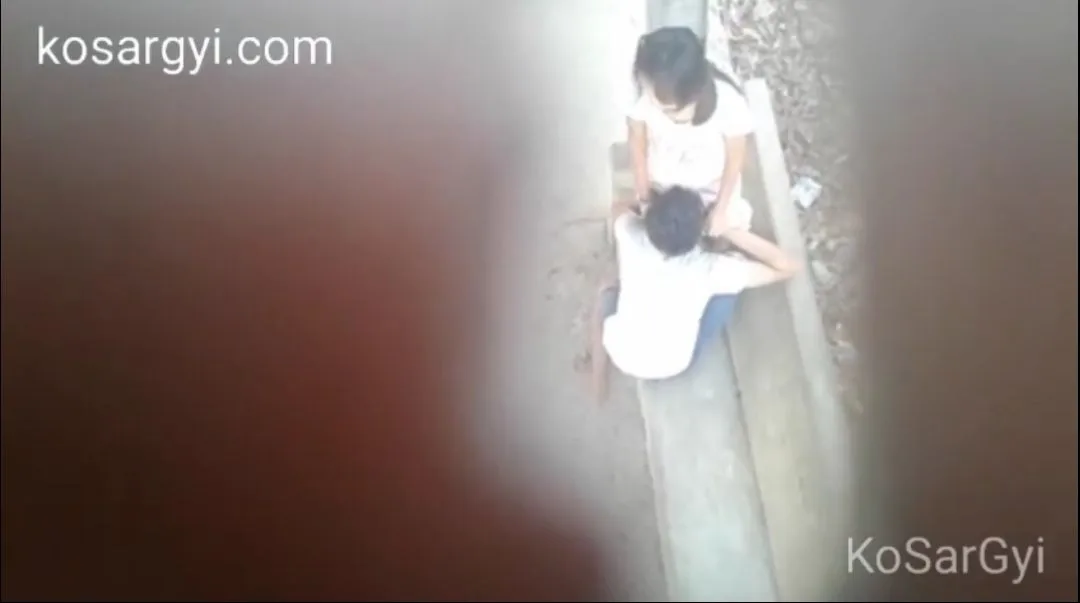 ဘဲကြီးက စမူတွေ့ရင်မှုတ်ချင်နေတာ – Pussy Eating On The Public Bench – နောက်ဆုံးထွက်လိခ်ကားများ