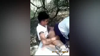 တောထဲမှာ မီးသွေးဖုတ်ရင်း လိုးကြတဲ့အတွဲ – Homemade New