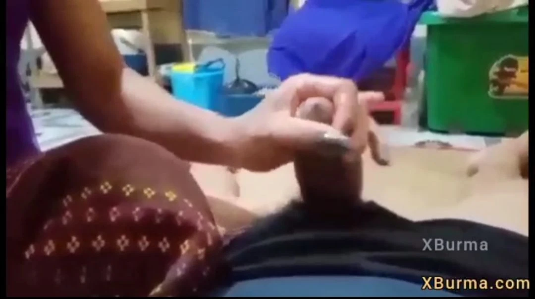 ဆေးထိုးလီးကို တံတွေးဆွတ်ပြီး ဂွင်းထုပေးကာ ပုလွေမှုတ်ပေးတဲ့စော် – မြန်မာအောကားအာခိုက်