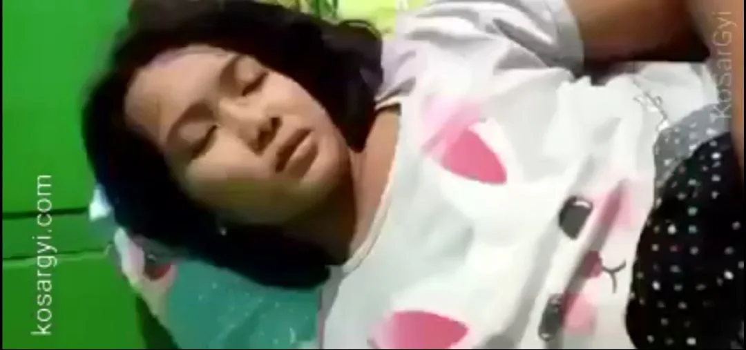 ကောင်မလေးရဲ့ ပိပိကို ဖြဲကြည့်လို့ ဝမှ ကုန်းတော့ – Myanmar Video